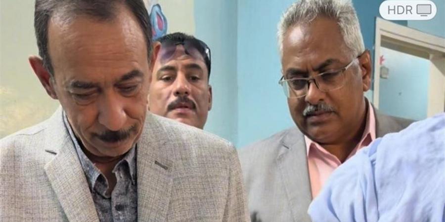 مشهد إنساني بسوهاج.. المحافظ يستجيب لطلب مواطن على كرسي متحرك - أقرأ 24