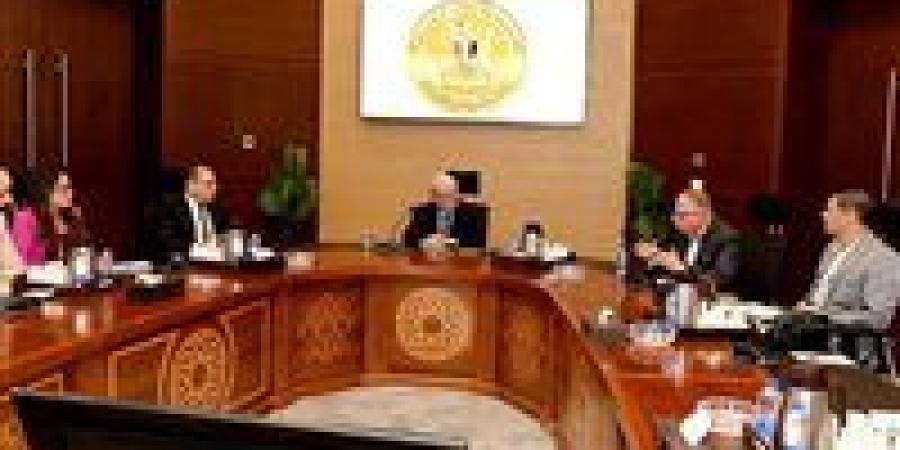 نائب رئيس الوزراء يتابع مستجدات تنفيذ المشروع القومي لتطوير صناعة الغزل والنسيج -  أقرأ 24