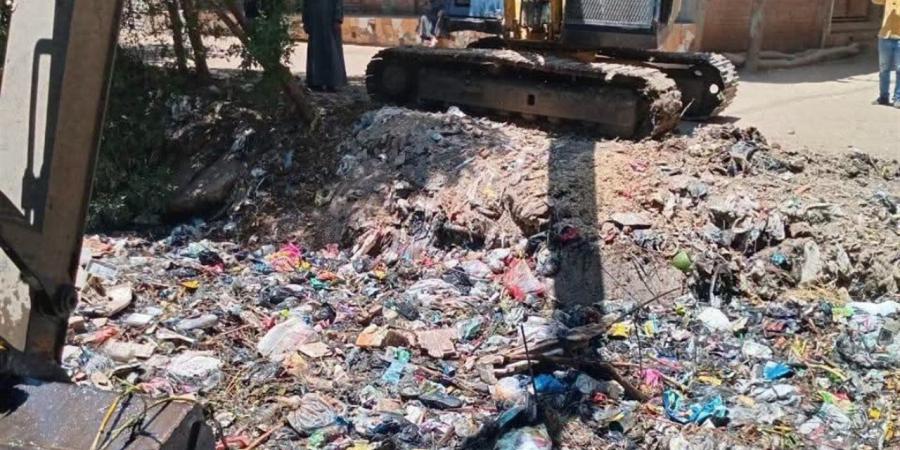 استجابة لشكوى مواطنين.. رفع 20 طن مخلفات من مصرف تلا بالبتانون بشبين الكوم - أقرأ 24