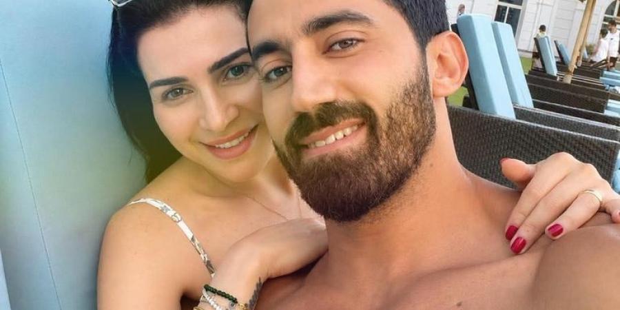 مي عز الدين وزوجها يخطفان الأنظار من أمام حمام السباحة - أقرأ 24