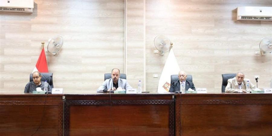 نائب محافظ الوادي الجديد يترأس اجتماعا لتحديث المخطط الاستراتيجي العام لمدينة الخارجة - أقرأ 24