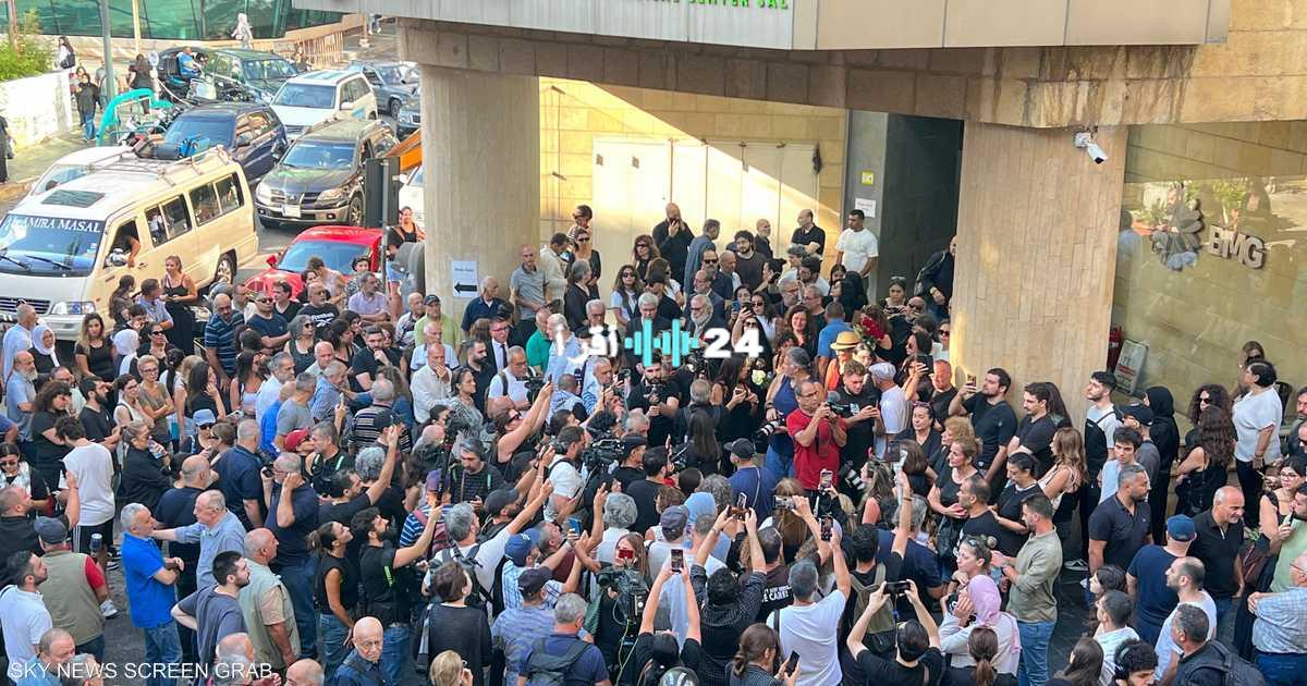 «وداعًا أيها العبقري».. حشود من محبي زياد الرحباني تتجمهر أمام المستشفى لتوديعه الأخير