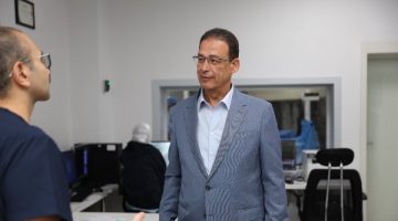 «صرح السفير» عاطف سالم يشيد بالخدمات الطبية المجانية في مستشفى الناس ويدعو للتبرعات
