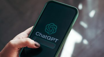 «احذر الوقوع في الفخ!» 6 أخطار أمنية تهدد بياناتك عند استخدام “شات جي بي تي” في بيئة العمل