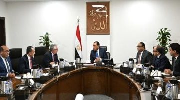 «تنمية مستدامة» رئيس الوزراء يراجع مع رئيس المنطقة الاقتصادية لقناة السويس ملفات العمل الحيوية