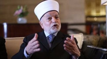 «استفزاز واستهداف» اعتقال مفتي القدس من الأقصى يشعل غضب الفلسطينيين