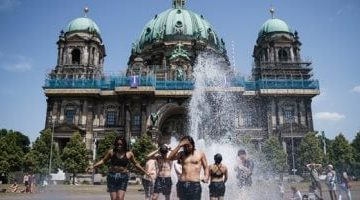 «جحيم صيفي».. أوروبا تحت وطأة النيران: حرائق كارثية وموجة حر خانقة تجتاح اليونان وتركيا وإيطاليا