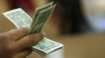 «استقرار نسبي».. الدولار يحافظ على مستواه بالبنك الأهلي اليوم الجمعة