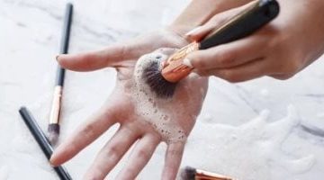 «لبشرة متألقة ونضرة».. دليلكِ الشامل لتنظيف فرش المكياج بطرق صحيحة واحترافية