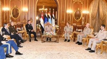 «تعزيز التعاون العسكري» الفريق أحمد خليفة يبحث مع قائد القيادة المركزية الأمريكية سبل دعم الاستقرار الإقليمي