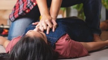 «عمل بطولي أم اتهام باطل؟» معلم صيني ينقذ حياة امرأة بإنعاش قلبي رئوي وسط جدل على السوشيال ميديا