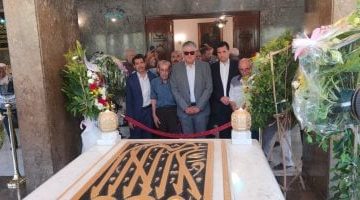 «إحياء لذكرى الزعيم» عبد الحكيم جمال عبد الناصر يستلهم روح ثورة يوليو بقراءة الفاتحة على والده