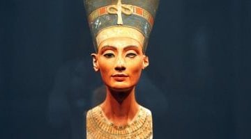 «ملكة الجمال تلهم العصر الحديث».. “رقبة نفرتيتي” أحدث صيحات التجميل تجتاح السوشيال ميديا