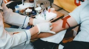 «فضيحة أكاديمية» مدربة تايوانية تواجه اتهامات بإجبار طلاب على التبرع بالدم للتخرج
