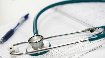 «هل أنت مستعد لارتداء معطف الطبيب الأبيض؟» 6 علامات تكشف استعدادك لدخول عالم الطب