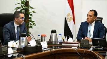 «تسريع وتيرة التنمية» رئيس الوزراء يوجه بمتابعة حثيثة لجهود تطوير منظومة الإفراج الجمركي مع وزير الاستثمار