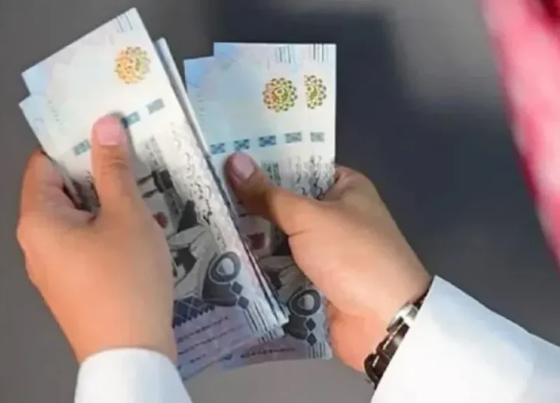 «تزامناً مع قرب الإجازة».. البنوك السعودية تنهي استعداداتها لصرف رواتب يوليو