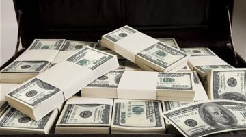 «تذبذب مستمر» الدولار يحافظ على مستويات مرتفعة مقابل الجنيه المصري في تعاملات اليوم