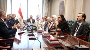 «تعزيز الأمن الصحي» وزير الصحة يناقش مع شركات سويسرية وفرنسية إمكانية تصنيع تركيبات غذائية علاجية بمصر