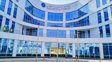 «إنجاز طبي فريد» فريق طبي بمجمع السويس يُجري بنجاح جراحة معقدة لاستئصال المثانة