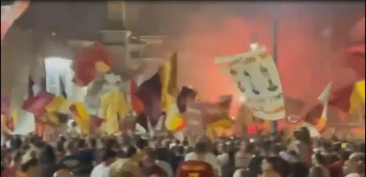 «إحياء للذكرى».. جماهير روما تحتشد في نافونا احتفالًا بالذكرى الـ 98 لتأسيس النادي