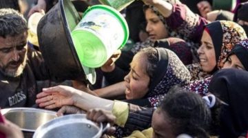 «رغم المخاطر».. مئات الغزيين يتحدون الرصاص بحثًا عن لقمة العيش عبر محور “زكيم”
