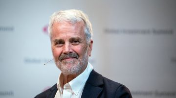 «صدمة في عالم الابتكار!»: مخترع “تسلا” الأب الروحي يعرب عن أسفه العميق لتصميم “سايبر ترك”