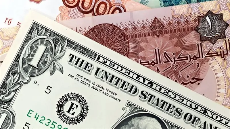 «تراجع الأخضر» خبير اقتصادي يفكك لغز هبوط الدولار المستمر منذ تسعة أشهر
