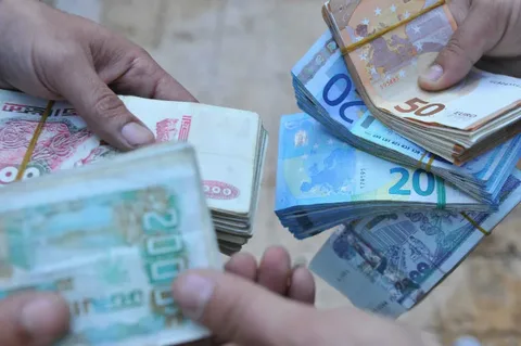 «تذبذب مستمر».. اليورو والدينار الجزائري في مواجهة: نظرة على أسعار الصرف اليوم الاثنين