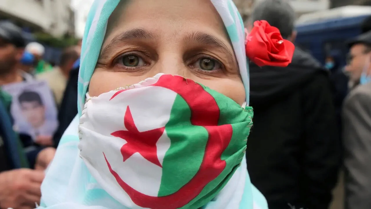 «فرصة ذهبية».. شروط منحة المرأة الماكثة في البيت بالجزائر 2025: دليل شامل ومبسط