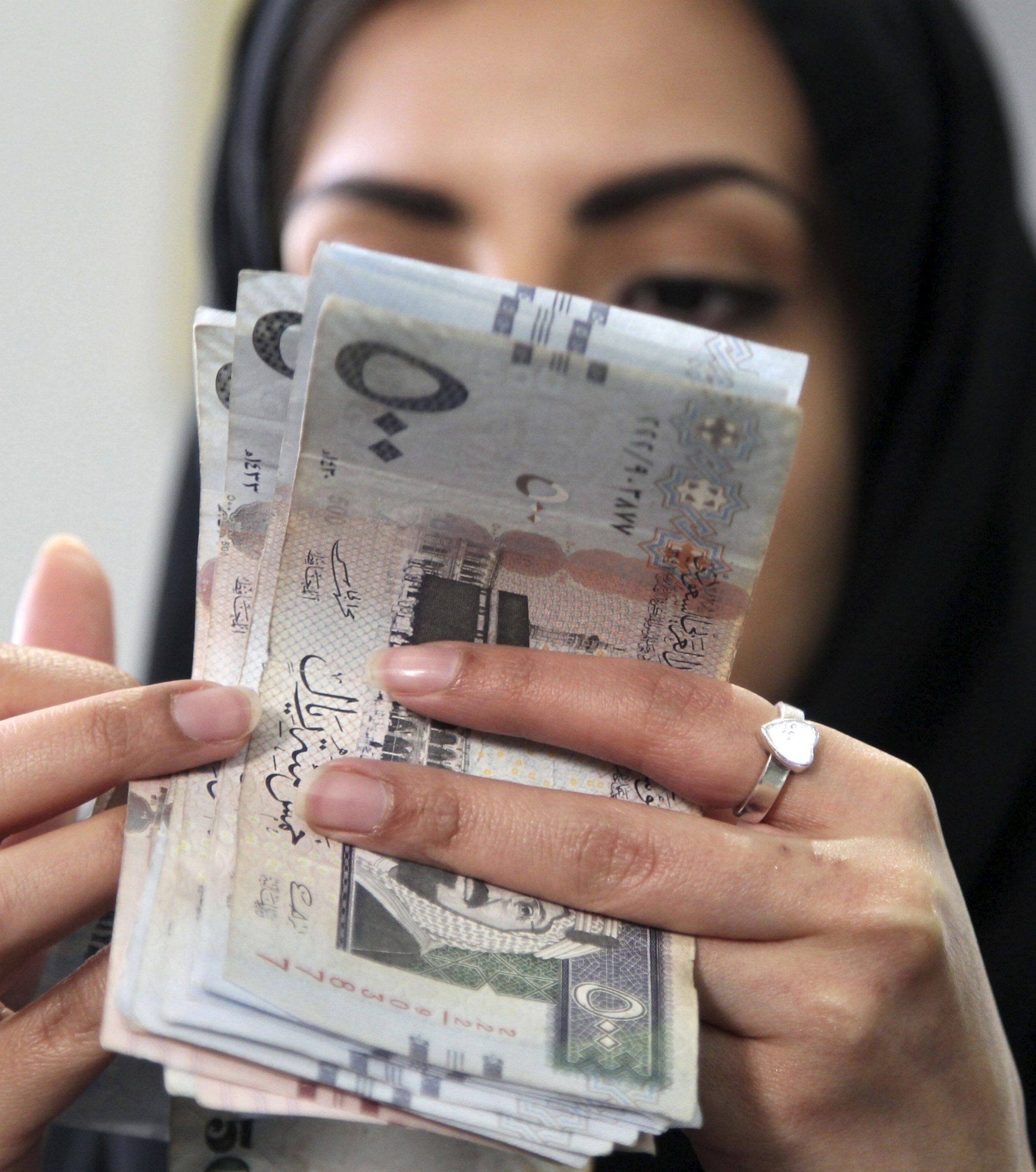 «فرصة ذهبية» قرض شخصي ميسر يبدأ من 10 آلاف ريال بدون كفيل أو تحويل راتب للنساء والرجال