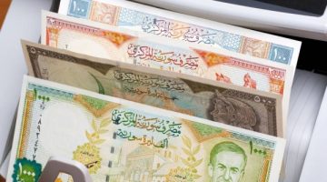 «ثبات حذر».. الليرة السورية تحافظ على استقرارها النسبي أمام الدولار في تعاملات مساء السبت