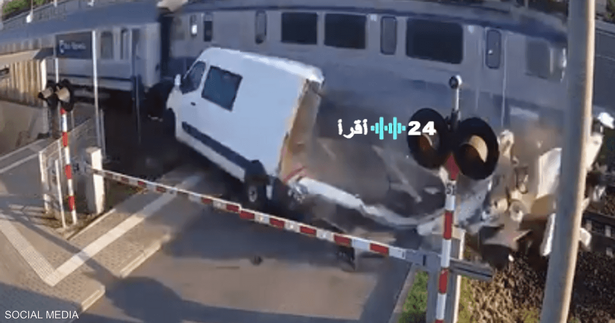 نجاة سائق بأعجوبة في حادث تصادم مروع مع قطار