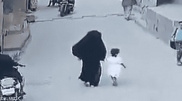 طفل يمني شجاع ينقذ شقيقته من مختطف محتمل.. شاهد اللحظات الحاسمة