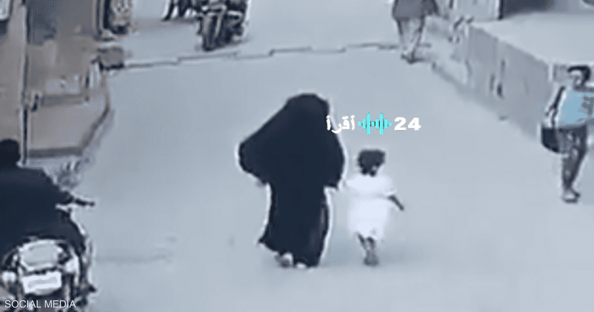 طفل يمني شجاع ينقذ شقيقته من مختطف محتمل.. شاهد اللحظات الحاسمة
