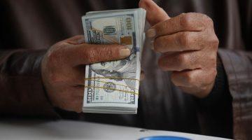 «تراجع الأخضر» انخفاض سعر صرف الدولار أمام الدينار العراقي عند الإغلاق