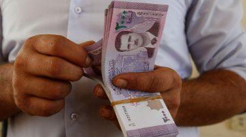 «تذبذب مستمر» الليرة السورية والدولار رحلة صعود وهبوط في سوق الصرف اليوم