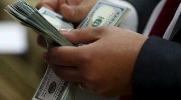 «تذبذب مستمر» الدولار يسجل أسعارًا جديدة في البنك الأهلي اليوم