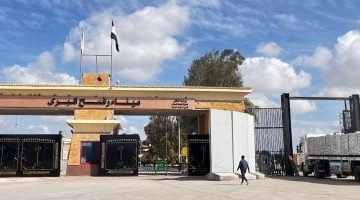 «كشف المستور».. إعلام الاحتلال يتهم نتنياهو بالتواطؤ مع “صهاينة البنا” في إغلاق معبر رفح