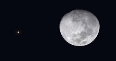 نصف القمر يضيء سماء الليلة تعرف على سطوعه ومراحل اكتماله