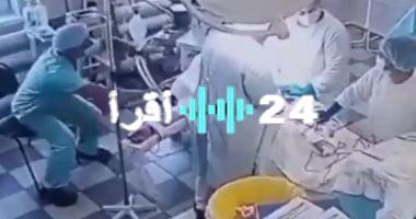 «بطولة في غرفة العمليات».. أطباء روس يتحدون الزلزال ويجرون جراحة لإنقاذ حياة (فيديو)