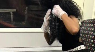 سيدة تصبغ شعرها في مترو لندن تثير استياء الركاب فيديو