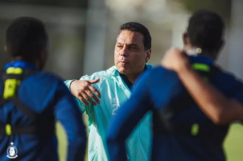«حسام البدري يُشعل المنافسة» مدرب أهلي طرابلس يؤكد: لقب الدوري الليبي لم يُحسم بعد.. وفرحة عارمة للجماهير