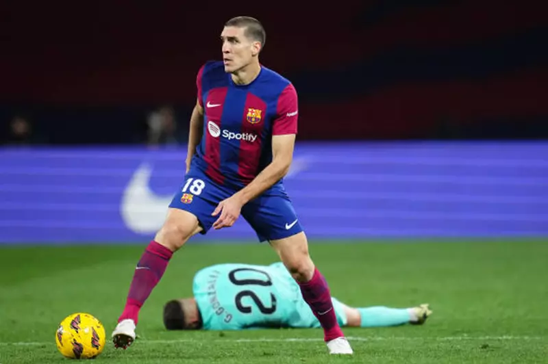 «صفقة لتوفير الرواتب» برشلونة يتخلى عن روميو بنصف الراتب لتسهيل رحيله