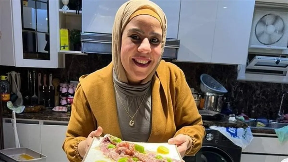 «في قبضة العدالة» من هي “أم مكة” بائعة الفسيخ: نظرة على مسيرتها وشكلها قبل وبعد الشهرة