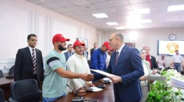 «فرص عمل واعدة» وزير العمل يسلم عقود توظيف لكوادر مصرية للعمل بالبوسنة والهرسك