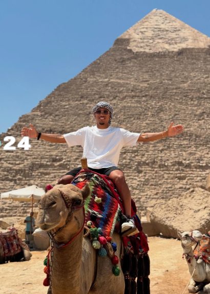 «زيارة تاريخية» خوان ألفينا نجم الزمالك يستكشف أهرامات الجيزة مع عائلته