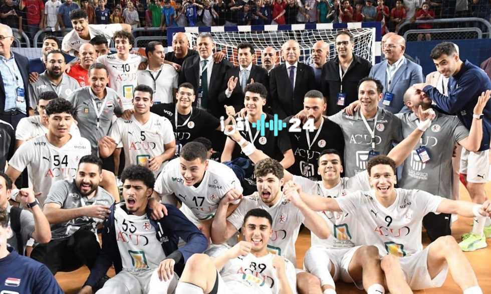 «تحفيزًا قبل المواجهة الحاسمة» وزير الرياضة يمنح مكافأة مجزية لناشئي اليد قبل ربع النهائي