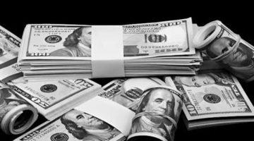 «هبوط مفاجئ» تراجع سعر الدولار في البنك المركزي والبنوك المصرية