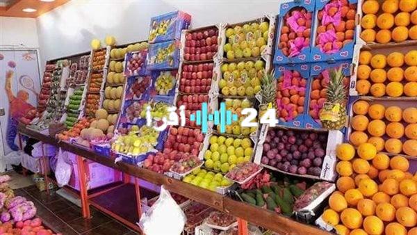 «الفاكهة بكام» ارتفاع أسعار التفاح يهز سوق العبور بينما العنب يتراجع